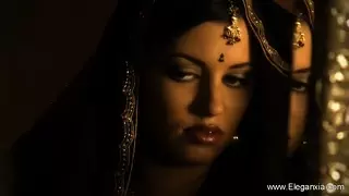 Indische Schönheit zieht sich tanzend aus