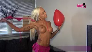 Blonde deutsche Schlampe besorgt es sich mit einem Ballon