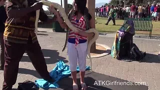 Brünette Bitch liebt Schlangen und Schwänze